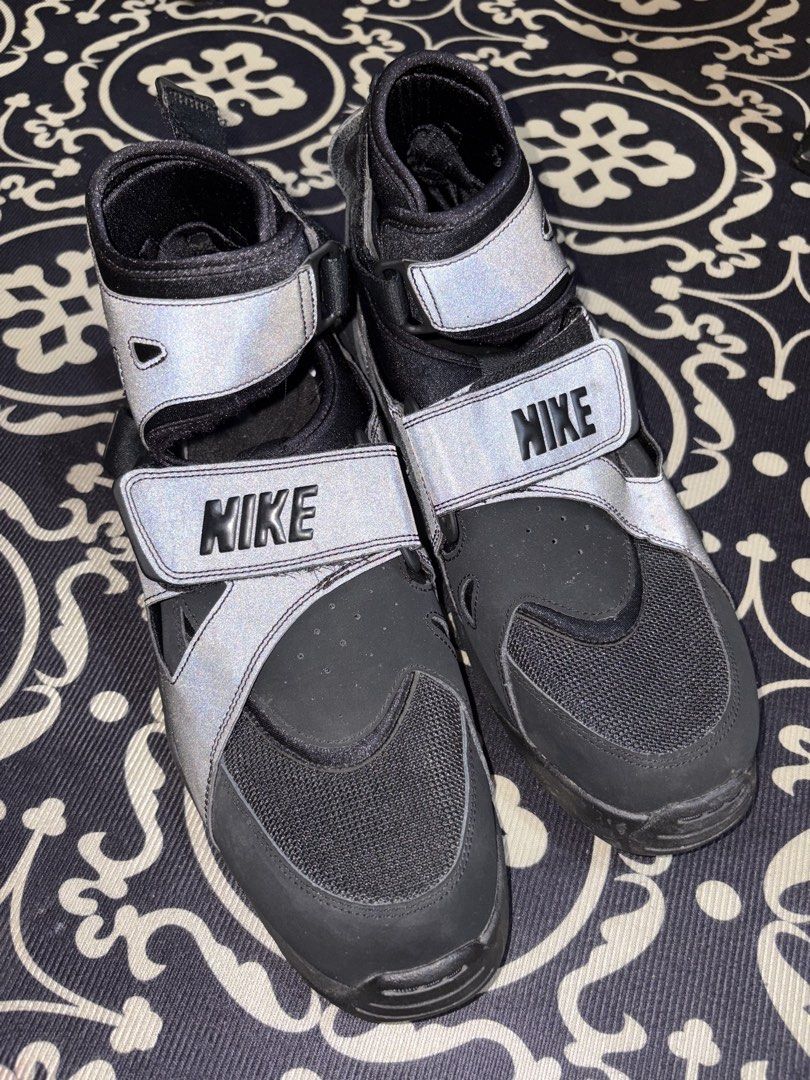 NIKE AIR Carnivore COMME DES GARCONS (Category: Sneakers) located in Baguio. Submitted by viibodegaaa (Listing ID 1463021097, Image 2). Description: NIKE AIR Carnivore COMME DES GARCONS Size: 10US | 9UK | 28CM Condition: pristine no flaw pair only Price: 10280.