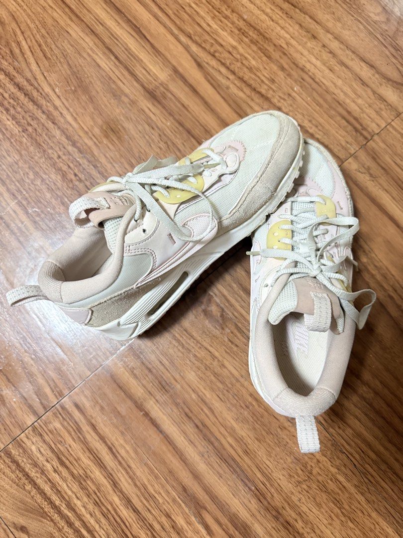 Nike Airmax (Category: Sneakers) located in Muntinlupa City. Submitted by prettygotcha (Listing ID 1462906843, Image 3). Description: Nike Airmax US6.5/EUR37.5/UK4 Used trice lang ng anak ko then nakatambak na lang .