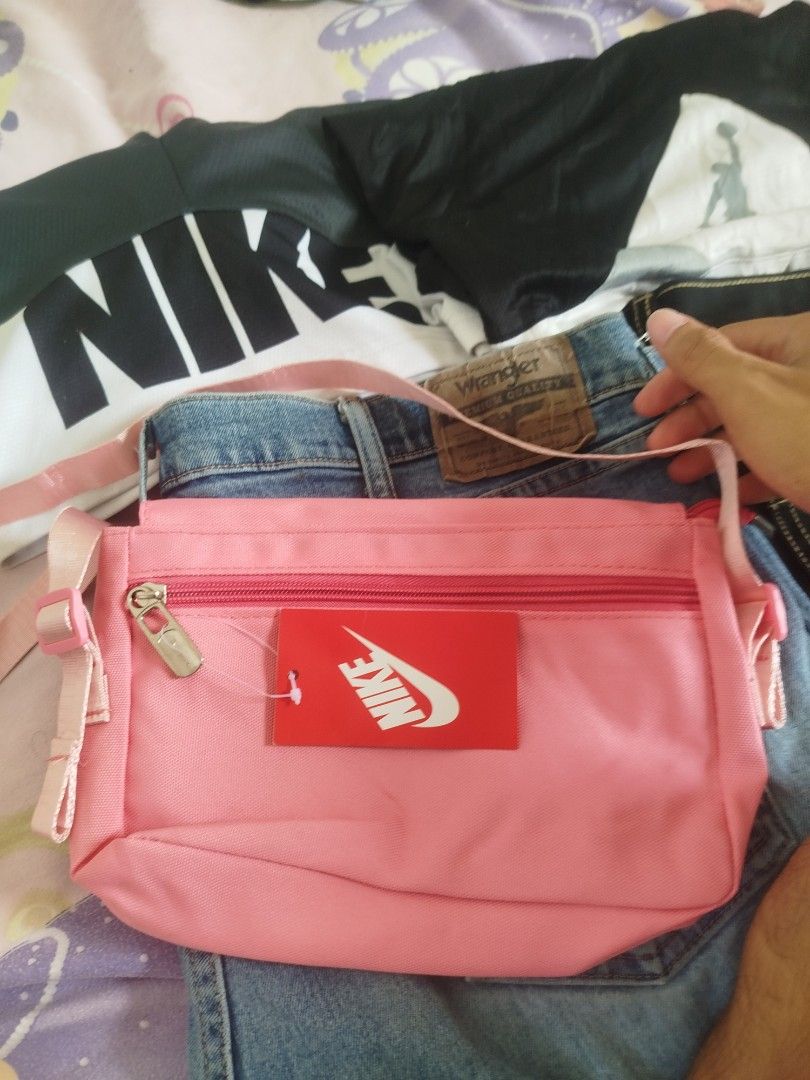 Nike bag (Category: Shoulder Bags) located in Tayug. Submitted by leift (Listing ID 1463019864, Image 3). Description: brand new.
