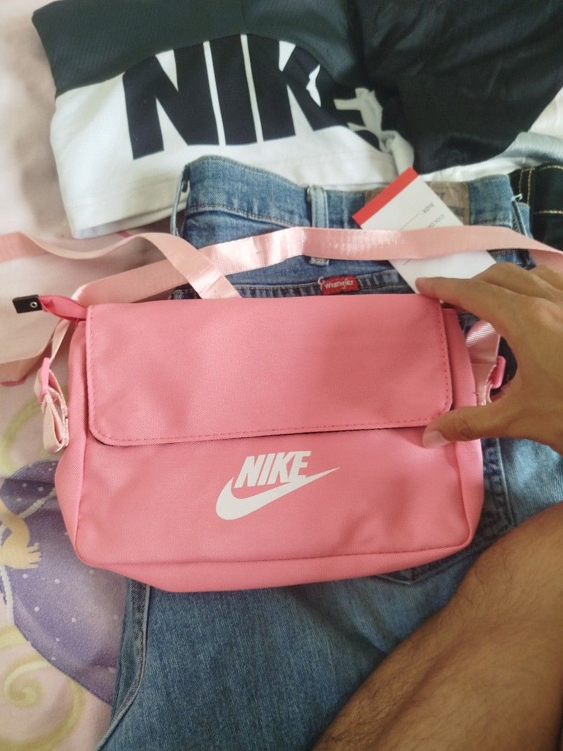 Nike bag (Category: Shoulder Bags) located in Tayug. Submitted by leift (Listing ID 1463019864, Image 2). Description: brand new.