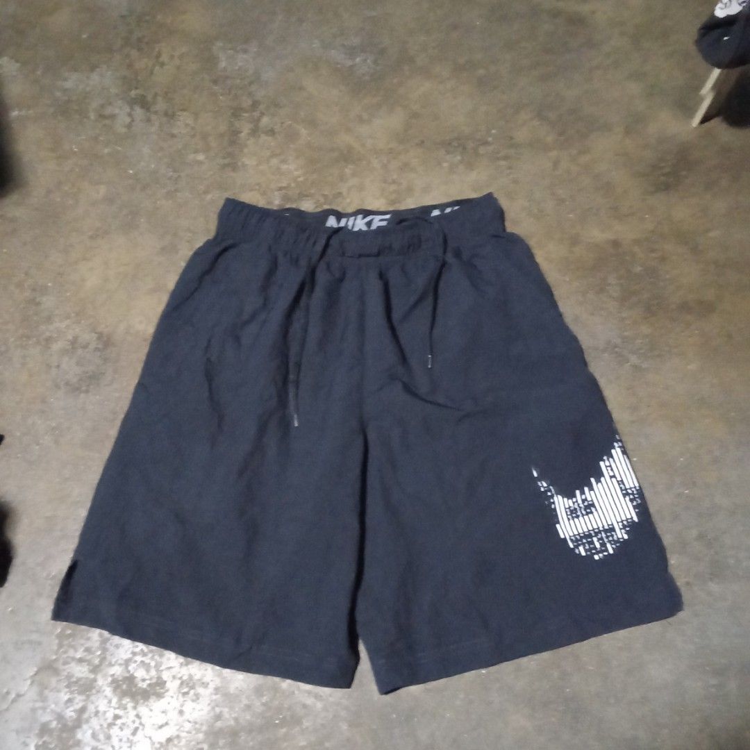 Nike big swoosh (Category: Shorts) located in Manila. Submitted by tcbukay_zxc25 (Listing ID 1463049385, Image 1). Description: Nike short big swoosh waistline 24-36 length 18 leg opening 10 good condition.