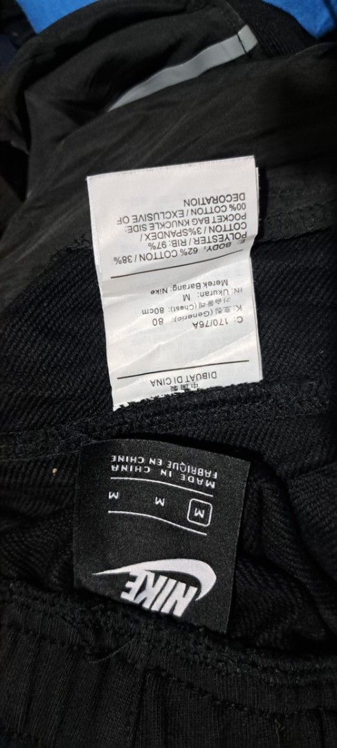 Nike Black Jogger Pants (Category: Joggers) located in San Fernando, Camarines Sur. Submitted by ladderaya (Listing ID 1462912910, Image 3). Description: - Black Nike Joggers - Size: Medium (M) - Nike logo on left leg - Large Nike graphic on right leg - Drawstring waist for adjustable fit - Ideal for casual wear or sports activities.