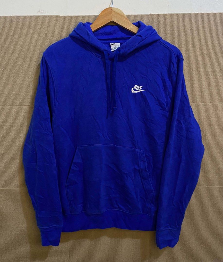 Nike clib fleece (Category: Coats, Jackets and Outerwear) located in San Fernando. Submitted by jyyyshytt (Listing ID 1463102783, Image 1). Description: Good as new No issue Color rate:9.8/10 Dimensions:W22 L25.