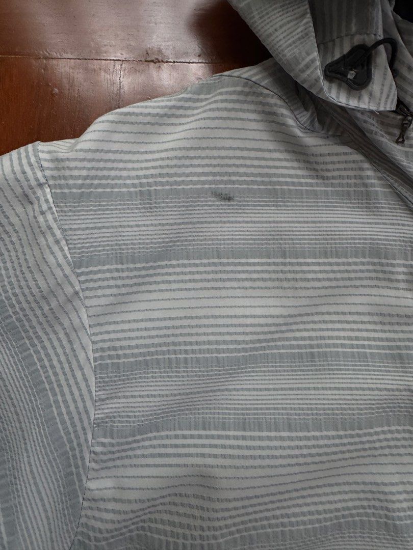 Nike Golf Lightweight Striped Hooded Jacket XL (Category: Coats, Jackets and Outerwear) located in Pasig City. Submitted by kutleyn (Listing ID 1462885492, Image 2). Description: - Lightweight Nike Golf Jacket - Size: XL - Color: Grey and white stripe pattern with black accents - Features: Zippered chest pocket, hood - Ideal for: Golf or casual wear.