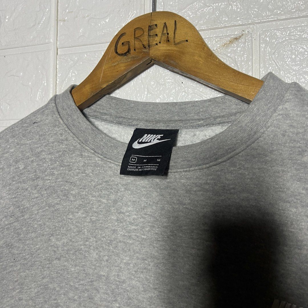 Nike Gray Sweater (Category: Coats, Jackets and Outerwear) located in Palompon. Submitted by paulrojas13 (Listing ID 1463009819, Image 3). Description: Size: Small on tag Dimensions: 22 x 24 Condition: Excellent Color Rate: 9./10 Issue: No Issue.