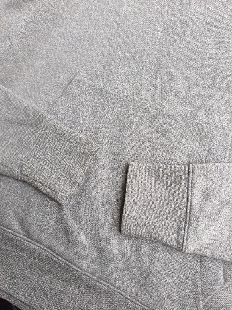 Nike Grey Hoodie Sweatshirt Size M (Category: Coats, Jackets and Outerwear) located in Davao. Submitted by simonandre53791 (Listing ID 1463049381, Image 3). Description: 450💵 Nike Mid Logo Excellent condition Issue: Small scratch (di tagos) M on tag W-21 L-28 .
