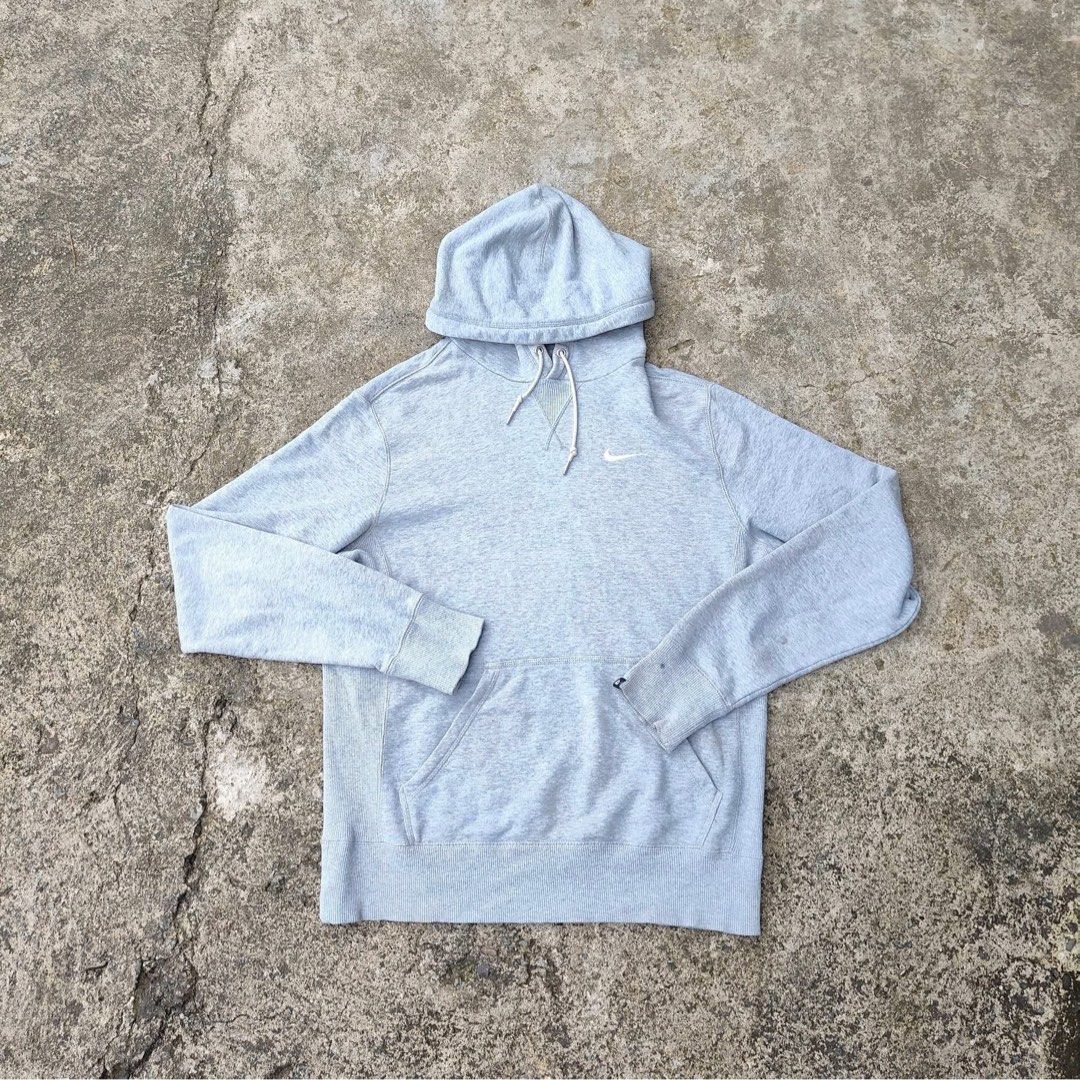 Nike Hoodie (Category: Hoodies) located in Pagadian. Submitted by romenallauderes (Listing ID 1463047492, Image 1). Description: Nike Hoodie Dimes: 23 x 27 Very Good Condition 9/10 Color Rate No issues ( napatakan lang po yan ng ulan ).