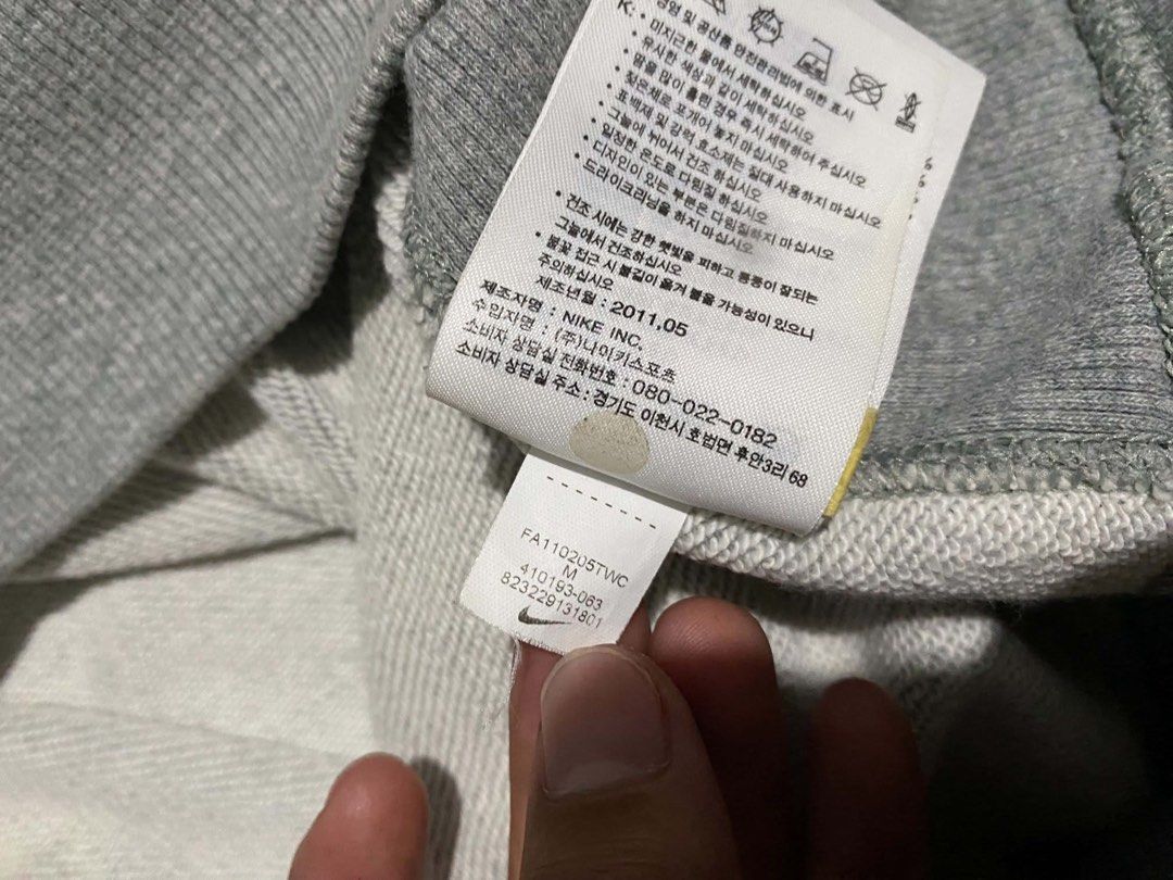 Nike Hoodie (Category: Hoodies) located in Pagadian. Submitted by romenallauderes (Listing ID 1463047492, Image 2). Description: Nike Hoodie Dimes: 23 x 27 Very Good Condition 9/10 Color Rate No issues ( napatakan lang po yan ng ulan ).