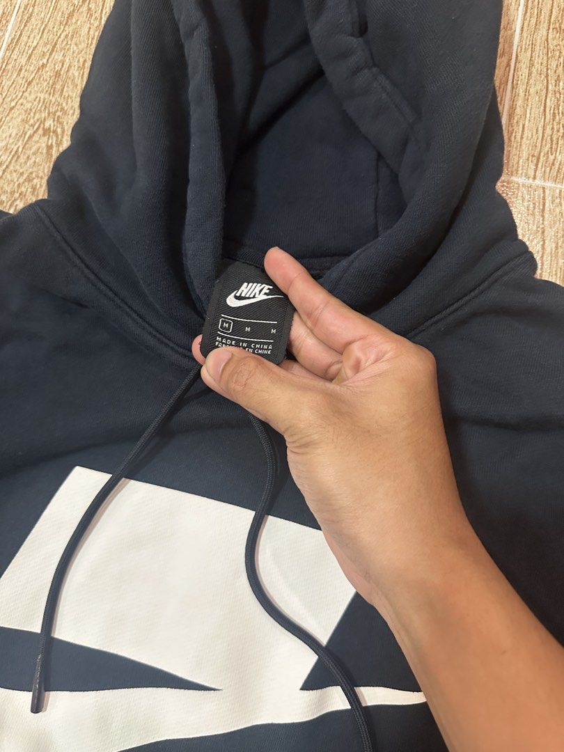 Nike nsw hoodie (Category: Coats, Jackets and Outerwear) located in Taytay. Submitted by rthriftshoppp (Listing ID 1463029240, Image 3). Description: - Brand: Nike - Model: NSW Hoodie - Color: Navy Blue - Size: Medium (M) - Material: 100% Cotton Body, 97% Cotton/3% Spandex Hood Lining - Features: Iconic Nike Swoosh logo on front, front pocket, drawstring hood - Condition: Excellent, pre-owned - Style: Casual, Streetwear Nike nsw hoodie Size M 22 