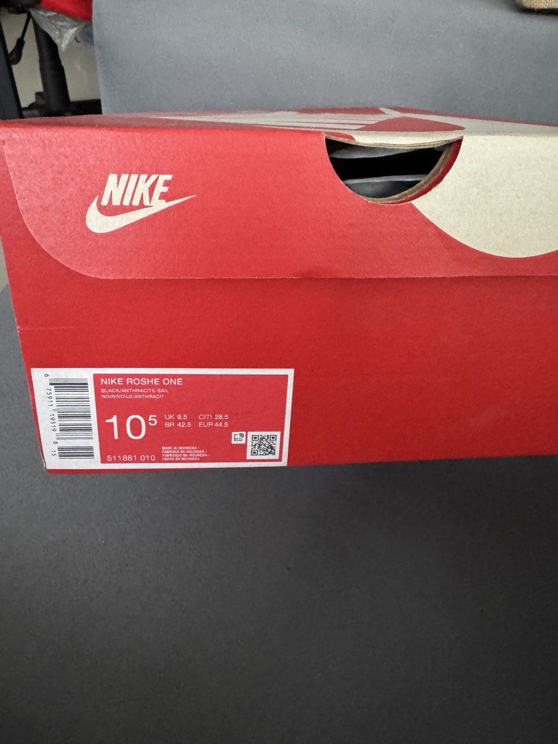 Nike Roshe One Black Anthracite White Sneakers (Category: Sneakers) located in Manila. Submitted by markjocefe (Listing ID 1462909222, Image 2). Description: - Nike Roshe One - Color: Black with White Sole - Size: 10.5 US Men's - Condition: Great for everyday wear or light workouts - Features: Comfortable and stylish - Includes: Original box - 2,000 only.