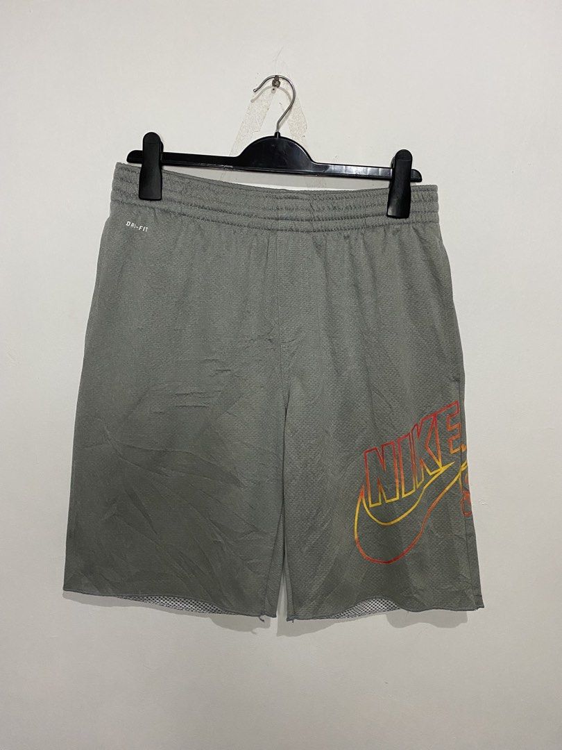 Nike SB Flame Light Gray Shorts (Category: Shorts) located in San Pedro. Submitted by kristofesp08227 (Listing ID 1463035373, Image 3). Description: Nike SB Flame Light Gray Shorts Sz Medium on tag, 30 to 38 adjustable 21 length, 11.5 leg opening 9/10 condition 9/10 color rate PM FOR MORE DETAILS .