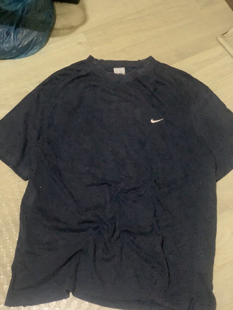 NIKE SIDE SWOOSH (Category: Tshirts & Polo Shirts ) located in Davao. Submitted by meta_thrift (Listing ID 1463080478, Image 3). Description: NIKE SIDE SWOOSH SHIRT Size L on tag Dimes: L27xW21 Excellent Condition Complete Tags No Issue.