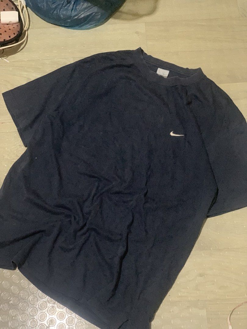 NIKE SIDE SWOOSH (Category: Tshirts & Polo Shirts ) located in Davao. Submitted by meta_thrift (Listing ID 1463080478, Image 2). Description: NIKE SIDE SWOOSH SHIRT Size L on tag Dimes: L27xW21 Excellent Condition Complete Tags No Issue.