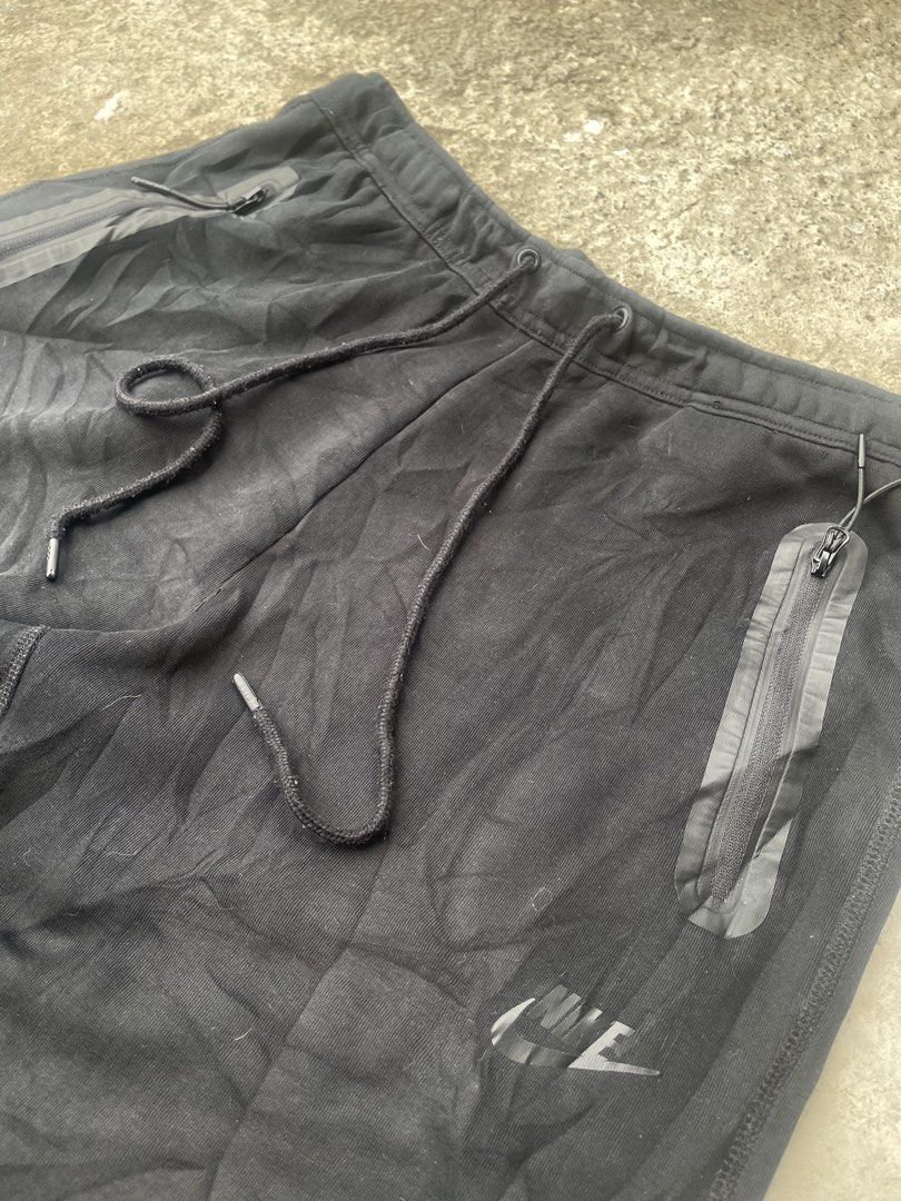 Nike Tech Fleece Joggers Black (Category: Joggers) located in Famy. Submitted by bravemoon-2c97 (Listing ID 1462928097, Image 2). Description: - Black Nike Tech Fleece joggers - Drawstring waist for a secure fit - Zippered pockets on the sides for essentials - Cuffed ankles with adjustable toggles for a personalized look - Ideal for workouts or casual wear - Please check photos for condition details.