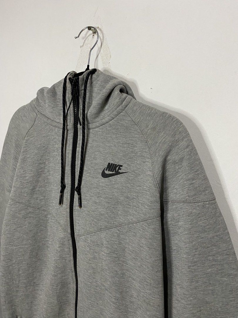 Nike Tech Fleece Light Gray Zipup Hoodie (Category: Coats, Jackets and Outerwear) located in San Pedro. Submitted by kristofesp08227 (Listing ID 1463035897, Image 3). Description: Nike Tech Fleece Light Gray Zipup Hoodie Sz Medium on tag 21 x 28 9/10 condition 9/10 color rate PM FOR MORE DETAILS .