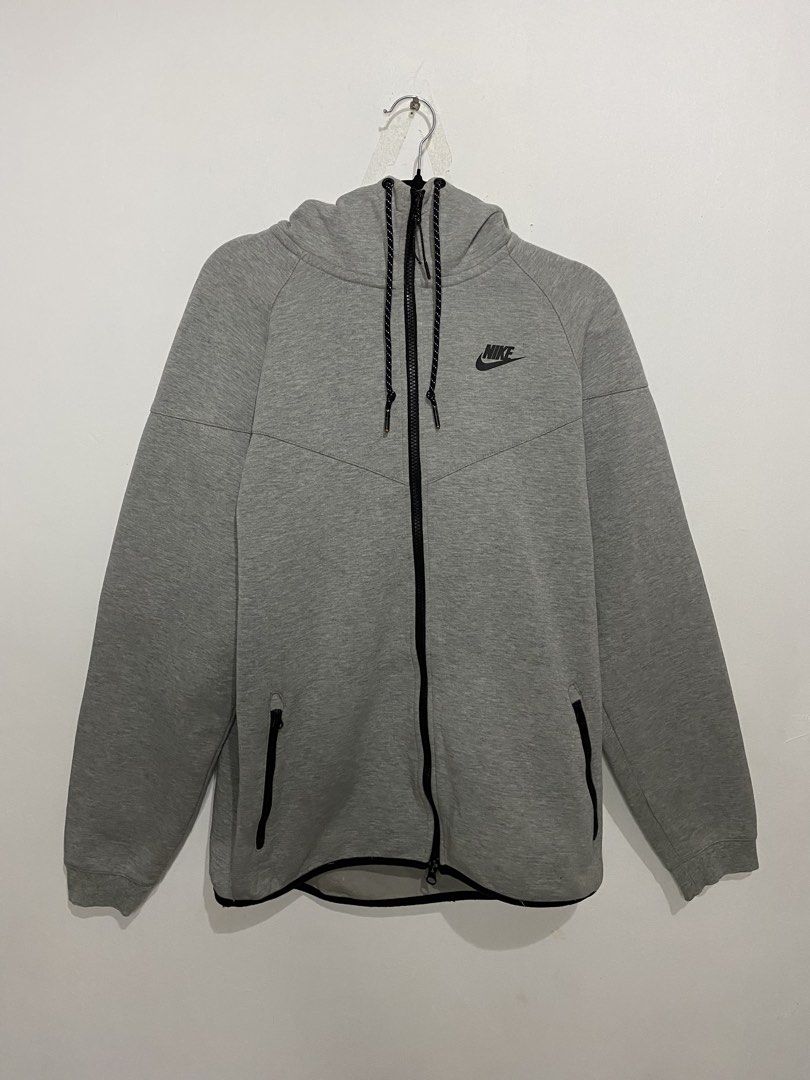 Nike Tech Fleece Light Gray Zipup Hoodie (Category: Coats, Jackets and Outerwear) located in San Pedro. Submitted by kristofesp08227 (Listing ID 1463035897, Image 2). Description: Nike Tech Fleece Light Gray Zipup Hoodie Sz Medium on tag 21 x 28 9/10 condition 9/10 color rate PM FOR MORE DETAILS .