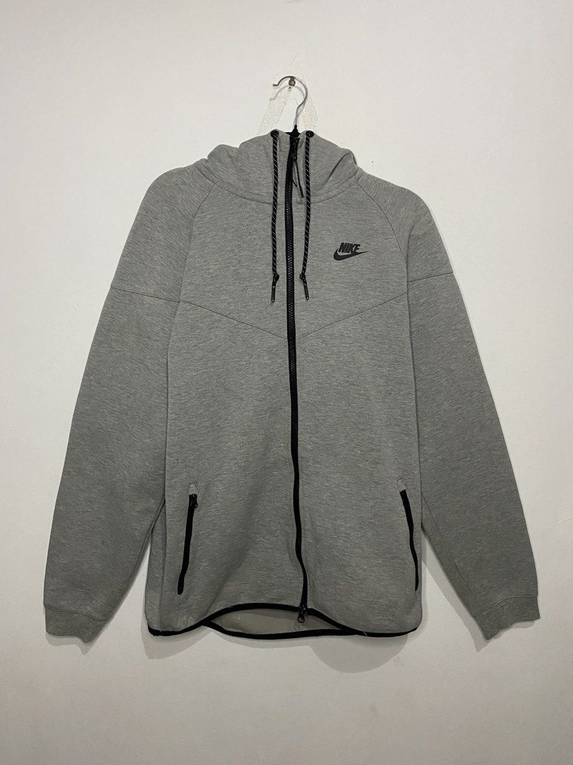 Nike Tech Fleece Light Gray Zipup Hoodie (Category: Coats, Jackets and Outerwear) located in San Pedro. Submitted by kristofesp08227 (Listing ID 1463035897, Image 1). Description: Nike Tech Fleece Light Gray Zipup Hoodie Sz Medium on tag 21 x 28 9/10 condition 9/10 color rate PM FOR MORE DETAILS .