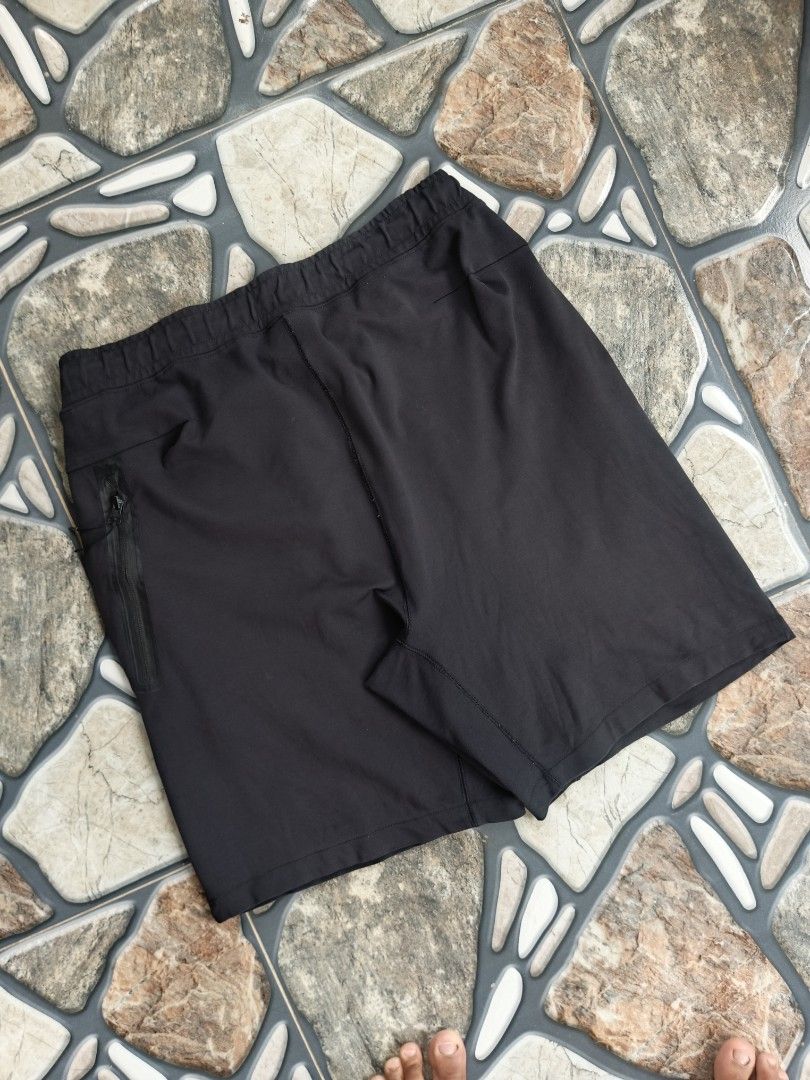 Nike techfleece sweat short (Category: Shorts) located in Baggao. Submitted by thriftislife123 (Listing ID 1463036536, Image 3). Description: w:freewaist l:21 leg open:12 issue:baby hairlines off/legit pm for more details.