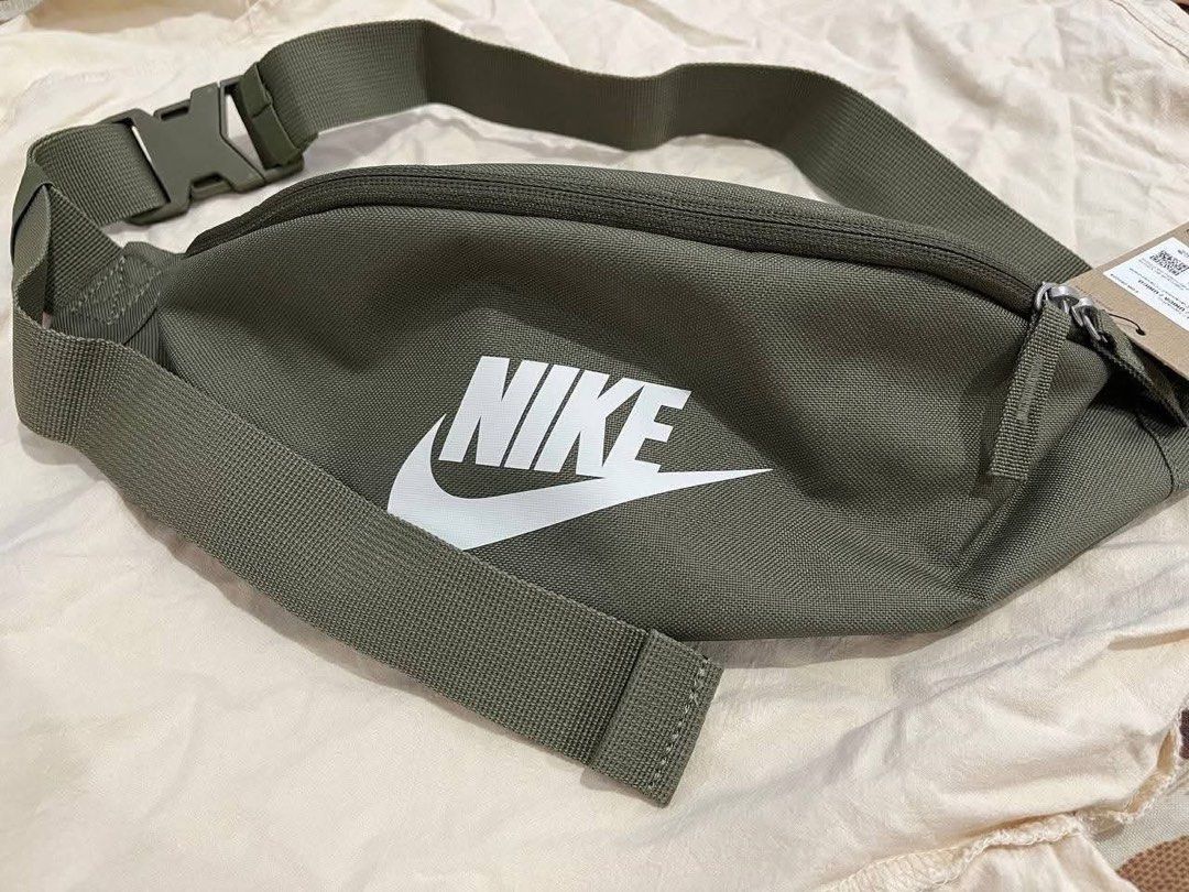 Nike Unisex Cross Body Bag (Category: Cross-body Bags) located in Cebu City. Submitted by maryjoyieeflores (Listing ID 1463046293, Image 1). Description: Brand new. Never used..