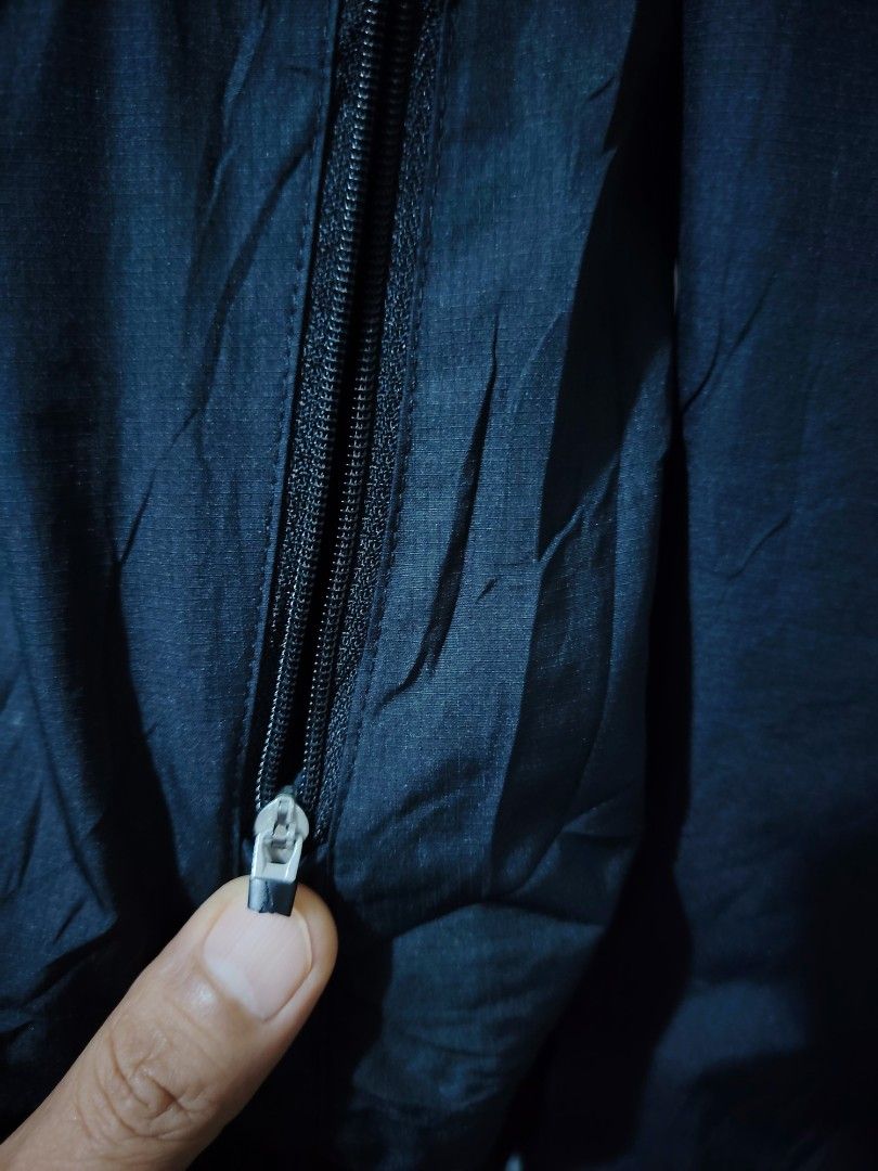Nike vintage windbreaker (Category: Coats, Jackets and Outerwear) located in Las Pinas. Submitted by kawatbear (Listing ID 1463038937, Image 3). Description: Fit to L xL xxl 25wx29L Issues hairlines sa nike logo Wala ng hood naputol narin yong dalawang goma sa ziplock see pictures all zipper working may bakat ng pinagplantyahan pero di halata reflextorise luma na gamit na gamit na overall maganda parin.