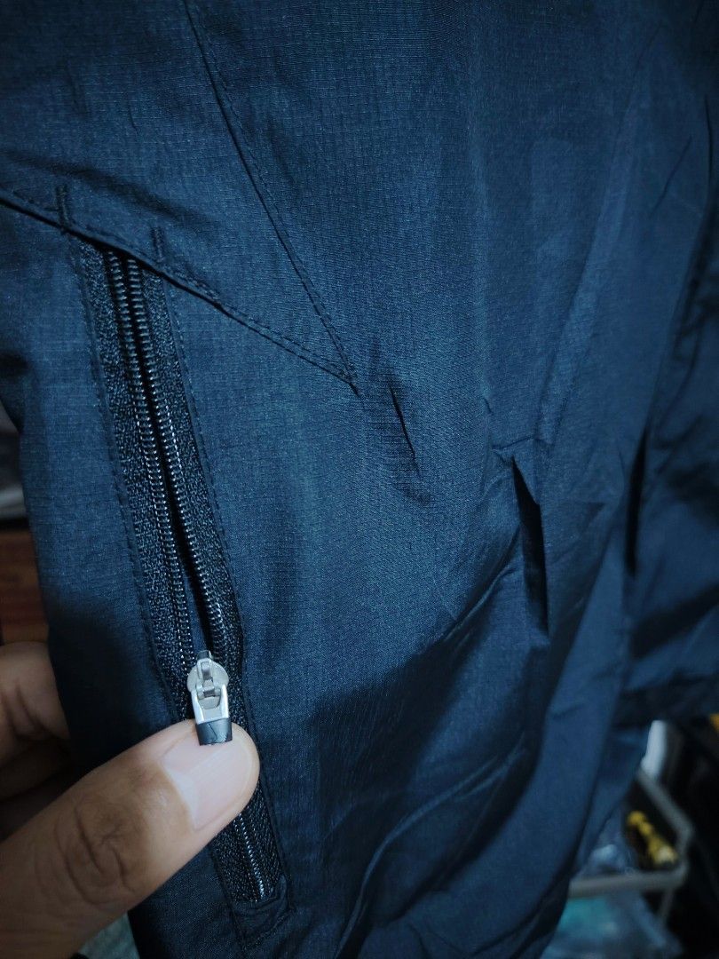 Nike vintage windbreaker (Category: Coats, Jackets and Outerwear) located in Las Pinas. Submitted by kawatbear (Listing ID 1463038937, Image 2). Description: Fit to L xL xxl 25wx29L Issues hairlines sa nike logo Wala ng hood naputol narin yong dalawang goma sa ziplock see pictures all zipper working may bakat ng pinagplantyahan pero di halata reflextorise luma na gamit na gamit na overall maganda parin.