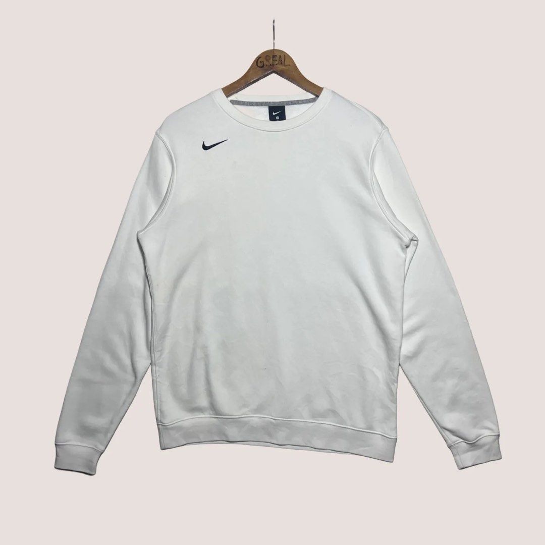 Nike White Sweater (Category: Coats, Jackets and Outerwear) located in Palompon. Submitted by paulrojas13 (Listing ID 1463009280, Image 1). Description: Size: Medium on tag Dimensions: 23 x 27.5 Condition: Excellent Color Rate: 9/10 Issue: No Issue .
