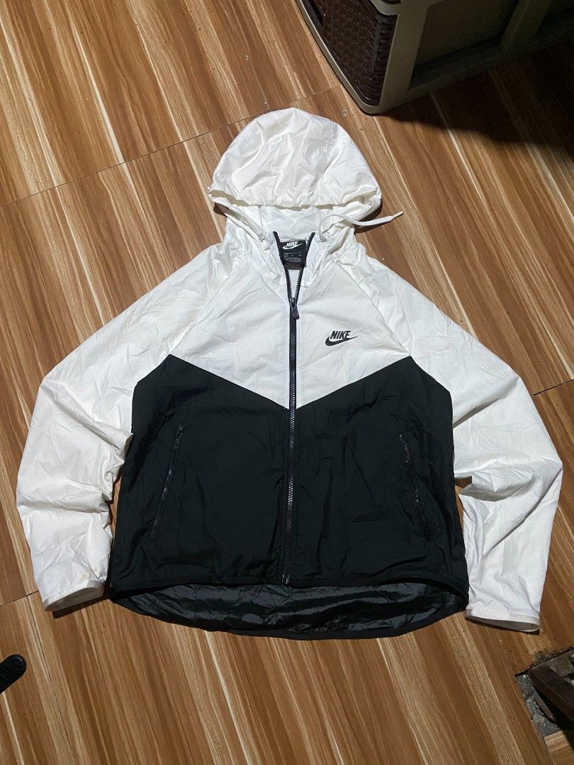 NIKE WIND (Category: Others Tops) located in Manila. Submitted by drenren (Listing ID 1463070913, Image 1). Description: NIKE W/B 22 BACK 26 / WIDTH 20 minimal lang sa sleeves.