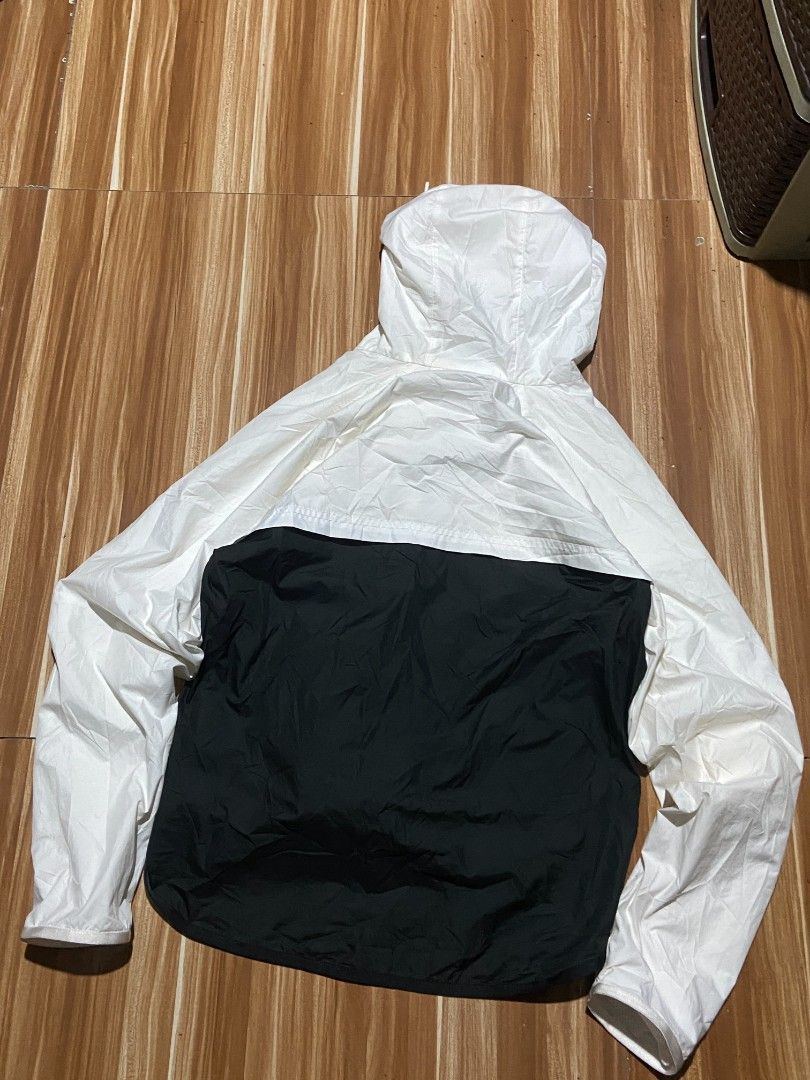 NIKE WIND (Category: Others Tops) located in Manila. Submitted by drenren (Listing ID 1463070913, Image 2). Description: NIKE W/B 22 BACK 26 / WIDTH 20 minimal lang sa sleeves.
