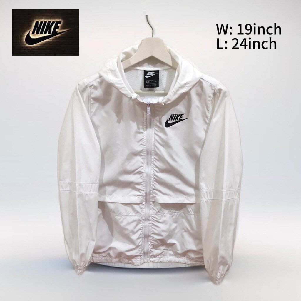Nike Windbreaker White Jacket (Category: Coats, Jackets and Outerwear) located in Oas. Submitted by alithrifthunter (Listing ID 1462998172, Image 1). Description: May small pinhole pero d naman halata.