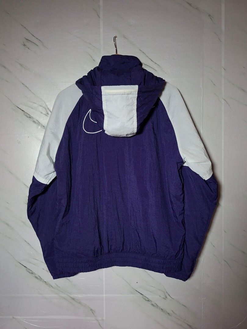 Nike woven jacket (Category: Coats, Jackets and Outerwear) located in Esperanza. Submitted by ledgerthrift (Listing ID 1462937303, Image 3). Description: excellent condition 9.8 Color rate issue minimal scratch only size medium on tag 23X27.