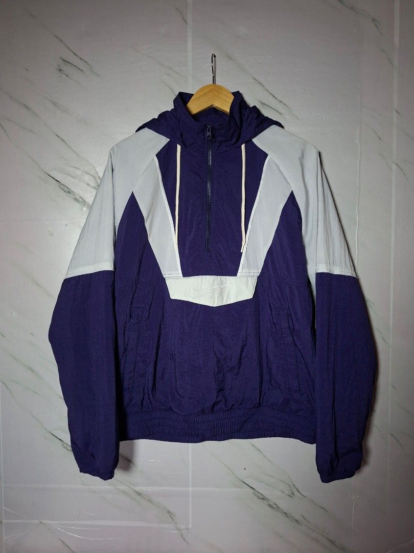 Nike woven jacket (Category: Coats, Jackets and Outerwear) located in Esperanza. Submitted by ledgerthrift (Listing ID 1462937303, Image 1). Description: excellent condition 9.8 Color rate issue minimal scratch only size medium on tag 23X27.