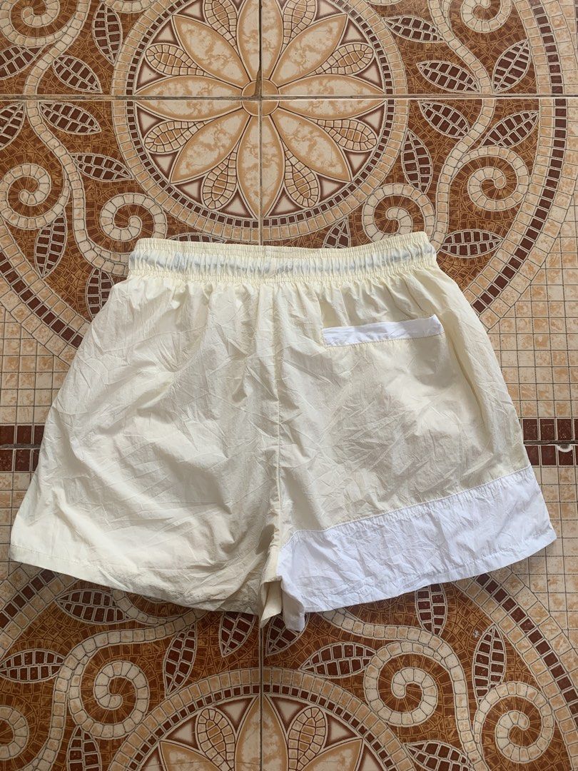 Nike woven short (Category: Shorts) located in General Santos City (Dadiangas). Submitted by kirbyacuna06398 (Listing ID 1462889863, Image 3). Description: Like new No issue Size M W-28-32 L-14 H-13.