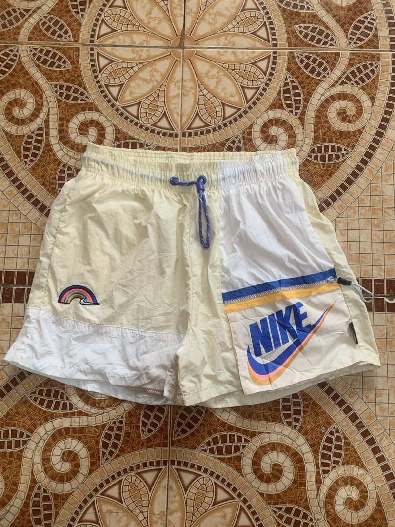 Nike woven short (Category: Shorts) located in General Santos City (Dadiangas). Submitted by kirbyacuna06398 (Listing ID 1462889863, Image 1). Description: Like new No issue Size M W-28-32 L-14 H-13.