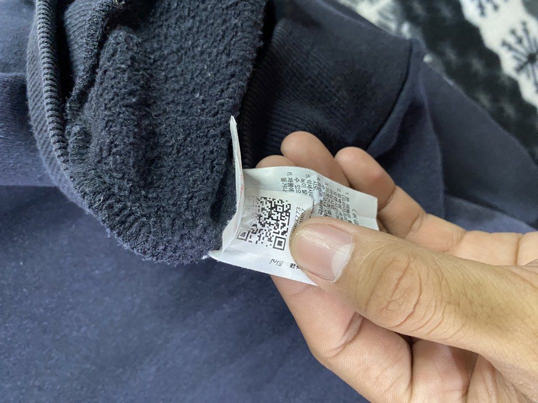 NIKE Y2K HOODIE (Category: Hoodies) located in General Santos City (Dadiangas). Submitted by nokkie_thrift (Listing ID 1463106844, Image 2). Description: Nike Vintage Y2K full Zip hoodie Excellent condition Color rate 9.5/10 Dimes 25x26 Sleeve 25 No issue.