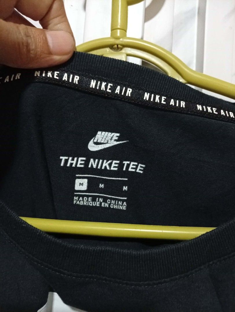 Nime Air black Vertical Logo Tee mens ( Authentic ) (Category: Tshirts & Polo Shirts ) located in Barotac Nuevo. Submitted by john.pritz (Listing ID 1462904542, Image 3). Description: Nike Air black Vertical Ligo Tee mens ( Authentic ) Like new condi no issue Size Medium on tag Width 21 Length 29.