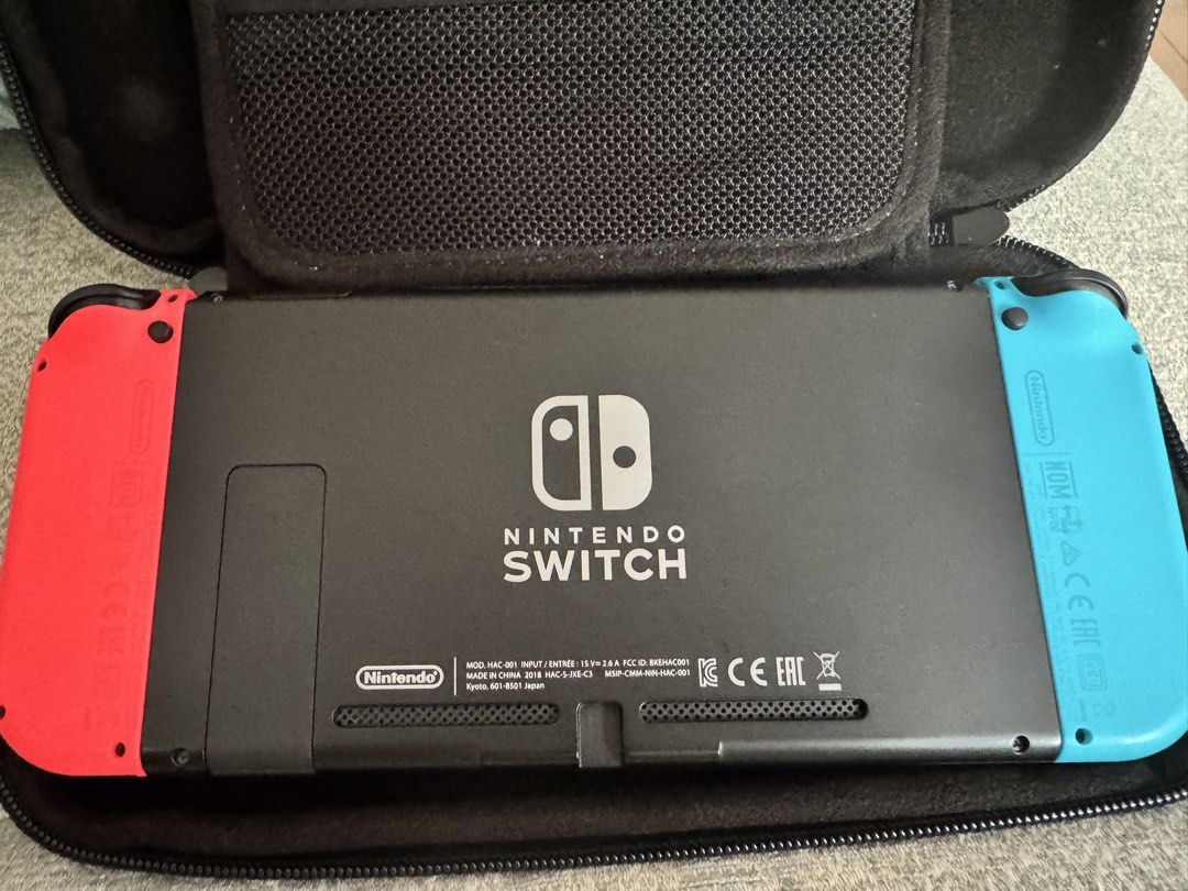 Nintendo Switch 主機連遊戲 （分類：Nintendo 任天堂）位於 Hong Kong。 由 sav178 提交（商品編號 1462925963，圖片 2）。簡介： Nintendo Switch 遊戲機，有齊晒所有配件，仲有5隻遊戲一齊賣。包括 Mario Kart 8 Deluxe, Two Point Hospital, Super Mario Party 同 FIFA 19。全部都係香港行貨。有埋個收納盒，方便帶出街玩。。
