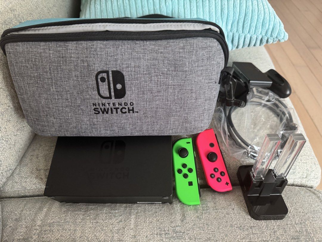 Nintendo Switch 主機連遊戲 （分類：Nintendo 任天堂）位於 Hong Kong。 由 sav178 提交（商品編號 1462925963，圖片 3）。簡介： Nintendo Switch 遊戲機，有齊晒所有配件，仲有5隻遊戲一齊賣。包括 Mario Kart 8 Deluxe, Two Point Hospital, Super Mario Party 同 FIFA 19。全部都係香港行貨。有埋個收納盒，方便帶出街玩。。