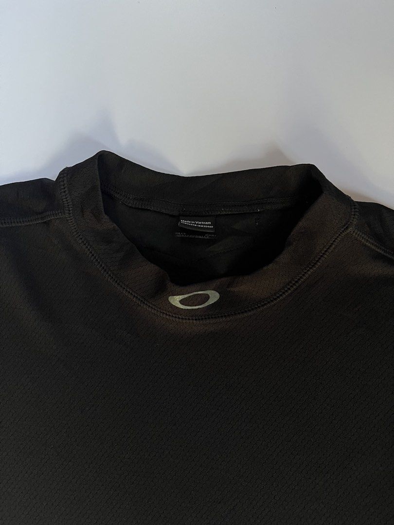 Oakley Black Long Sleeve Shirt (Category: Tshirts & Polo Shirts ) located in Baler. Submitted by allthrifted31 (Listing ID 1462961533, Image 2). Description: - Black Oakley long sleeve shirt - Oakley logo on chest and back collar - Made in Vietnam - Thumbholes on sleeves - Ideal for workouts or casual wear.