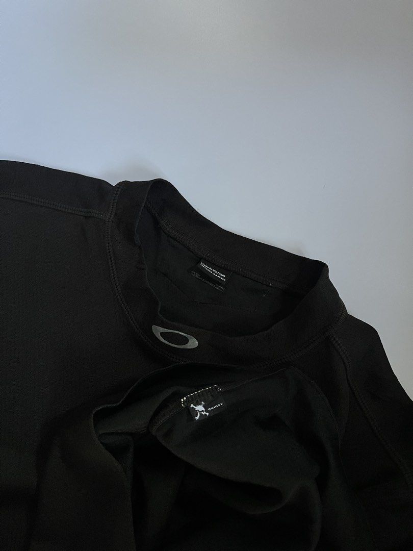 Oakley Black Long Sleeve Shirt (Category: Tshirts & Polo Shirts ) located in Baler. Submitted by allthrifted31 (Listing ID 1462961533, Image 3). Description: - Black Oakley long sleeve shirt - Oakley logo on chest and back collar - Made in Vietnam - Thumbholes on sleeves - Ideal for workouts or casual wear.