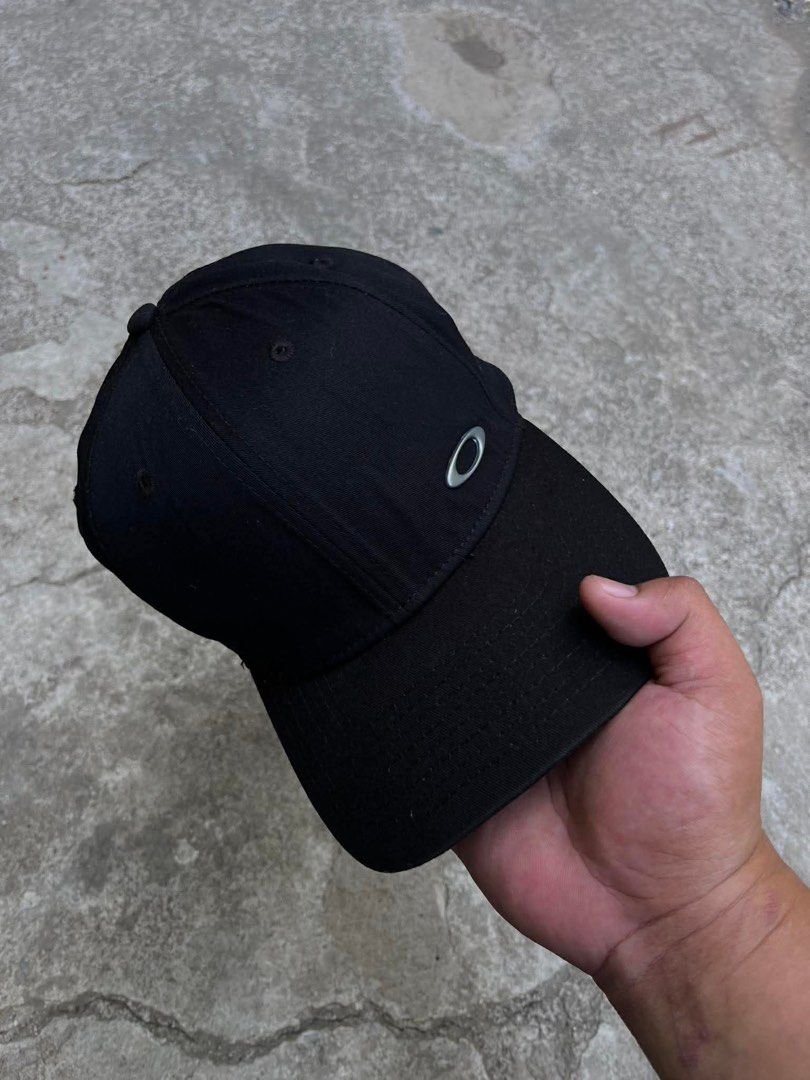 Oakley New Era 39THIRTY Cap Black (Category: Caps & Hats) located in Polomolok. Submitted by paollette1214 (Listing ID 1463042379, Image 1). Description: - Brand: Oakley - Model: New Era 39THIRTY - Size: Medium-Large (M-L) - Features: Oakley logo on front and side, New Era logo on side - Ideal for: Everyday wear.