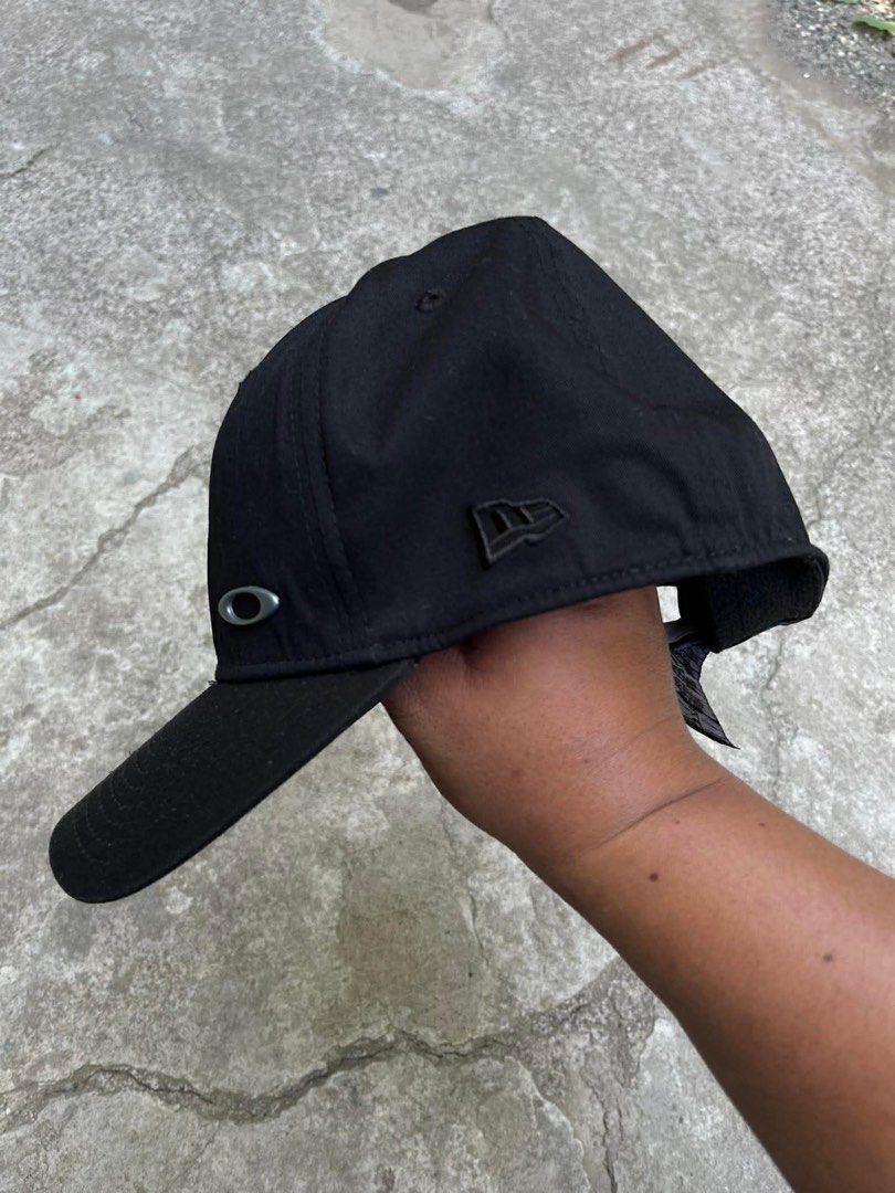 Oakley New Era 39THIRTY Cap Black (Category: Caps & Hats) located in Polomolok. Submitted by paollette1214 (Listing ID 1463042379, Image 3). Description: - Brand: Oakley - Model: New Era 39THIRTY - Size: Medium-Large (M-L) - Features: Oakley logo on front and side, New Era logo on side - Ideal for: Everyday wear.