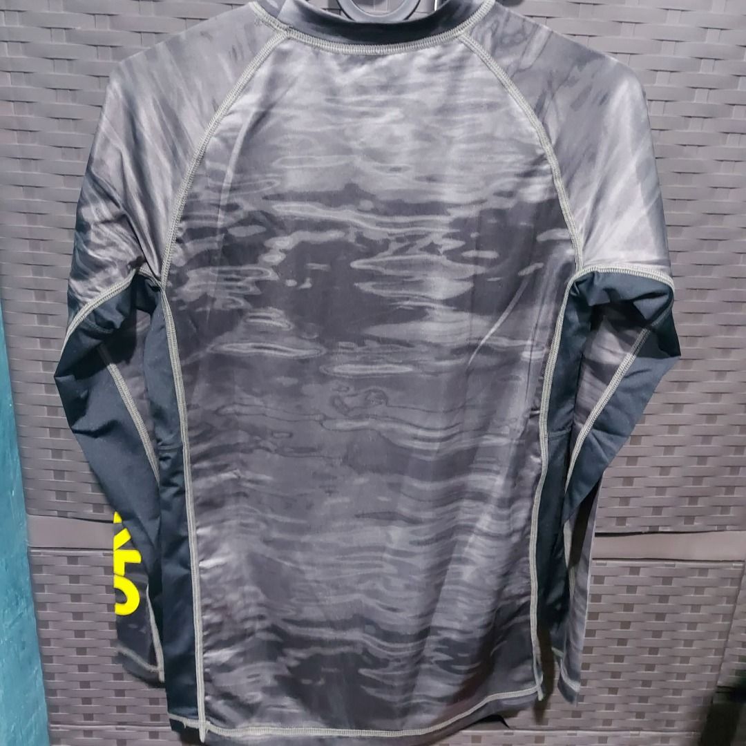 OAKLEY rashguard men long sleeves bnew (Category: Activewear) located in Cainta. Submitted by patrickwilsonstore (Listing ID 1462930600, Image 2). Description: Oakley rashguard men long sleeves Size: small Color: black SRP: 3995 Selling price: 1,999.