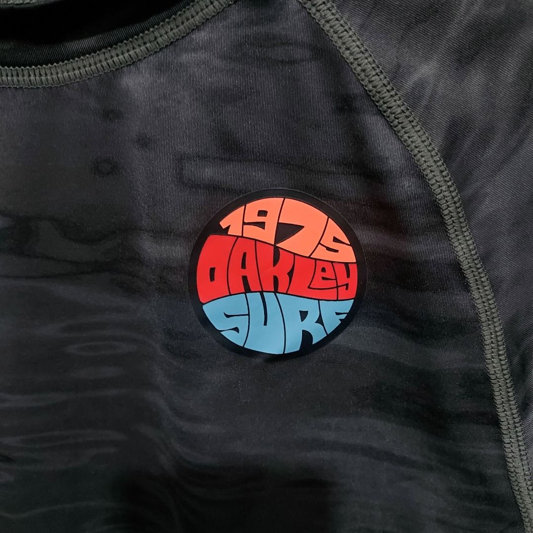 OAKLEY rashguard men long sleeves bnew (Category: Activewear) located in Cainta. Submitted by patrickwilsonstore (Listing ID 1462930600, Image 3). Description: Oakley rashguard men long sleeves Size: small Color: black SRP: 3995 Selling price: 1,999.