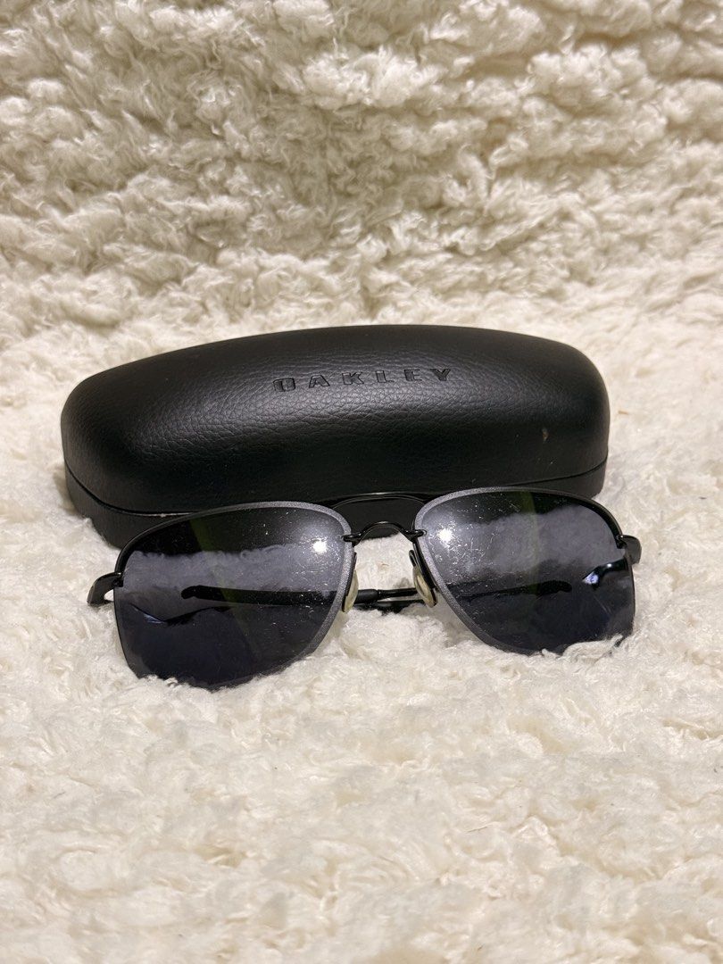 Oakley Tailhook (OO4087) (Category: Sunglasses & Eyewear) located in Carmona. Submitted by ccdlrs (Listing ID 1463102418, Image 2). Description: - Authentic Oakley sunglasses and original case - Sleek black frame - Dark, protective lenses - Comes with original Oakley hard case - Stylish eye protection Issue: scratches Rfs: Declutter .