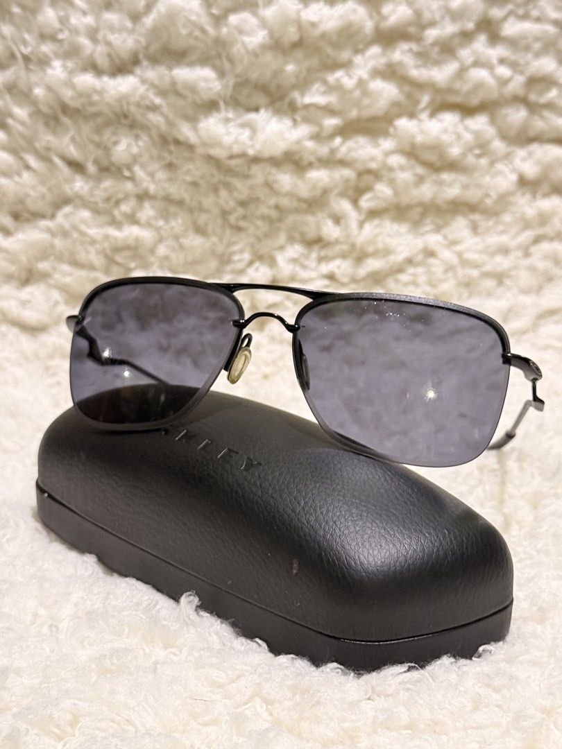 Oakley Tailhook (OO4087) (Category: Sunglasses & Eyewear) located in Carmona. Submitted by ccdlrs (Listing ID 1463102418, Image 3). Description: - Authentic Oakley sunglasses and original case - Sleek black frame - Dark, protective lenses - Comes with original Oakley hard case - Stylish eye protection Issue: scratches Rfs: Declutter .