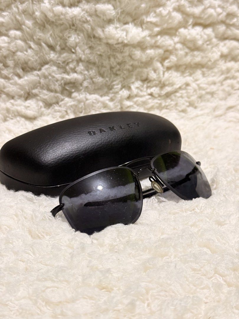 Oakley Tailhook (OO4087) (Category: Sunglasses & Eyewear) located in Carmona. Submitted by ccdlrs (Listing ID 1463102418, Image 1). Description: - Authentic Oakley sunglasses and original case - Sleek black frame - Dark, protective lenses - Comes with original Oakley hard case - Stylish eye protection Issue: scratches Rfs: Declutter .