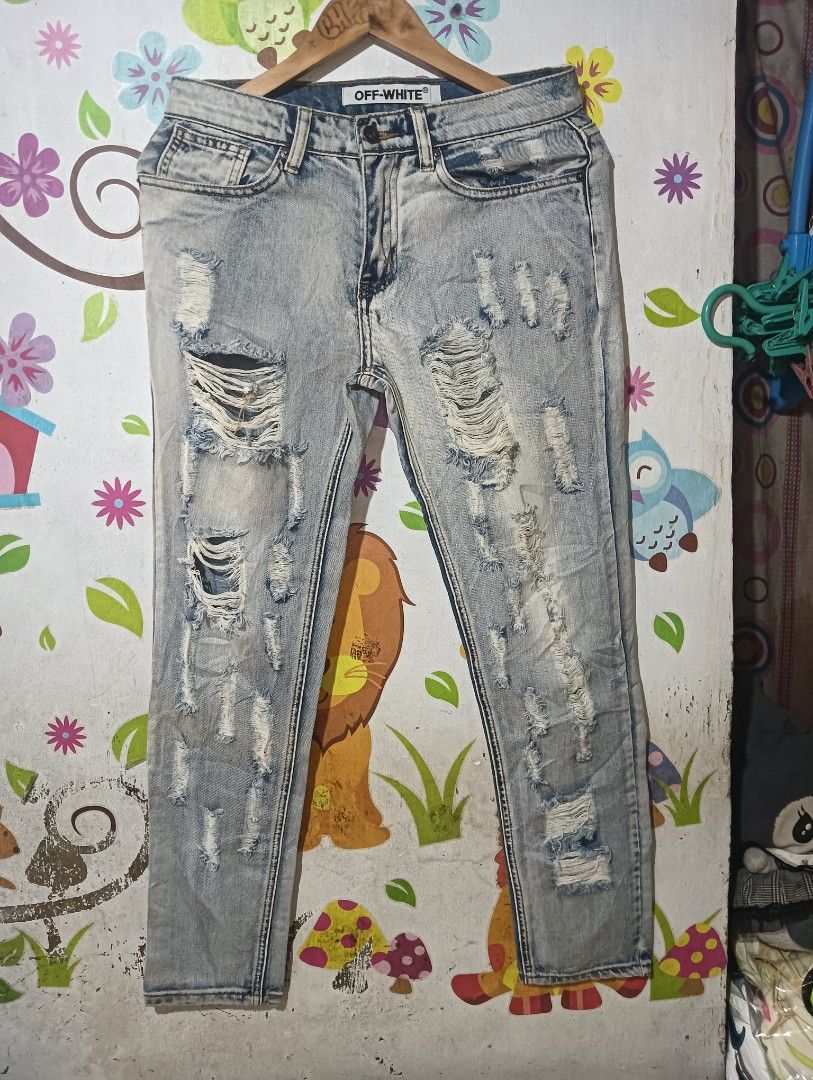 OFF-WHITE Distressed Rose Embroidered Denim Jeans (Category: Luxury Apparel) located in Taguig. Submitted by dandanathriftshop (Listing ID 1462886195, Image 1). Description: FORSALE ‼️ OFF-WHITE RIPPED SLIM PANTS EMBROIDERY DESIGN NO ISSUE NEED WASH ONLY 29 ON TAG 30-31 WAIST 38.5 LENGTH 6 OPENING LEG 899 FREESHIPPING DM📥.