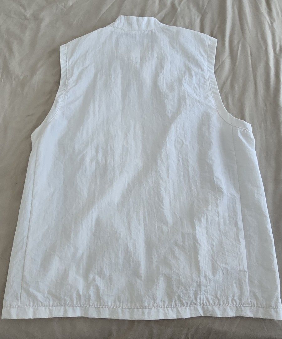 Old Navy Active Golf Vest WHITE (Category: Golf) located in San Juan City. Submitted by YardSaleSanJuan (Listing ID 1463063452, Image 2). Description: Old Navy Active white vest/windbreaker/water repellant Color: white size: M W: 22" L: 27.5" Sleeveless, mock-neck, full-zip (2 way zipper) Lightweight woven shell, mesh-lined collar Two side hand pockets Airy material will keep you dry on rainy/windy weather RFS: gifted but too many vests. Opened, 