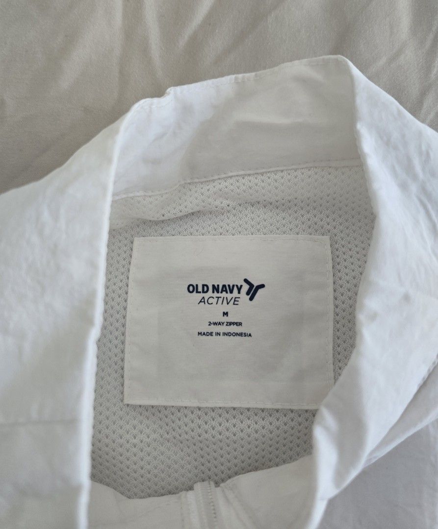 Old Navy Active Golf Vest WHITE (Category: Golf) located in San Juan City. Submitted by YardSaleSanJuan (Listing ID 1463063452, Image 3). Description: Old Navy Active white vest/windbreaker/water repellant Color: white size: M W: 22" L: 27.5" Sleeveless, mock-neck, full-zip (2 way zipper) Lightweight woven shell, mesh-lined collar Two side hand pockets Airy material will keep you dry on rainy/windy weather RFS: gifted but too many vests. Opened, 