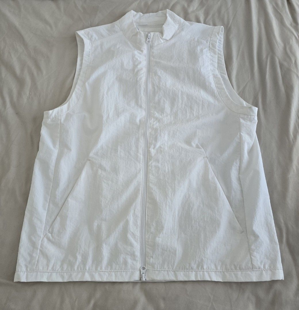Old Navy Active Golf Vest WHITE (Category: Golf) located in San Juan City. Submitted by YardSaleSanJuan (Listing ID 1463063452, Image 1). Description: Old Navy Active white vest/windbreaker/water repellant Color: white size: M W: 22" L: 27.5" Sleeveless, mock-neck, full-zip (2 way zipper) Lightweight woven shell, mesh-lined collar Two side hand pockets Airy material will keep you dry on rainy/windy weather RFS: gifted but too many vests. Opened, 